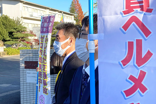 藤枝北高等学校舎の正門前【写真】