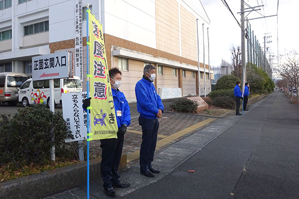 藤枝西高等学校校舎の正門前【写真】