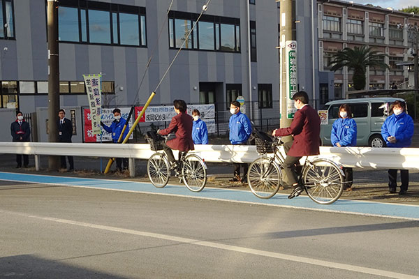 静清高等学校校舎前の通学路【写真】