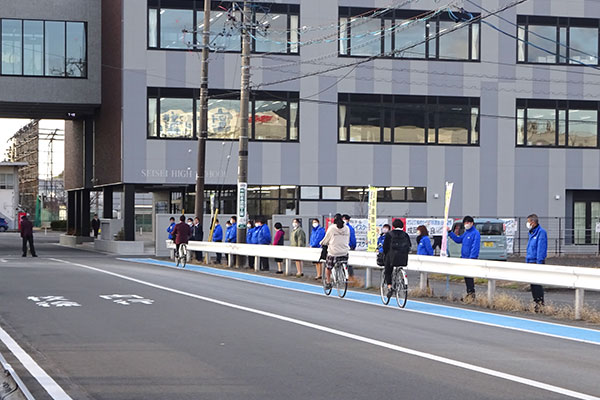 静清高等学校正門前の通学路【写真】
