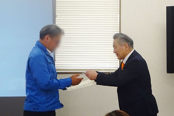 代表者へ「ほめ達！検定３級」認定証が手渡されました【写真】