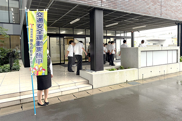 静清高等学校の校舎前【写真】