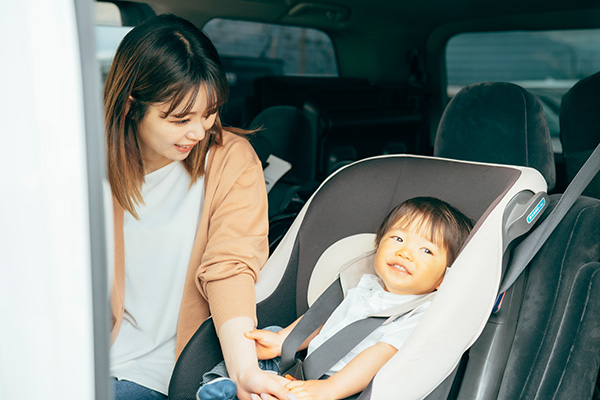 チャイルドシートに正しく座らせる