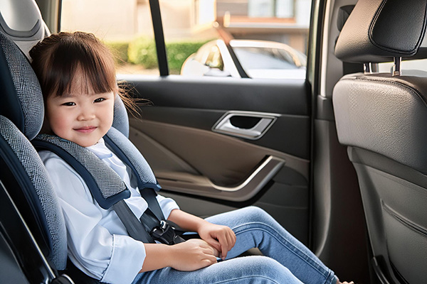 チャイルドシートを後部座席に乗せる