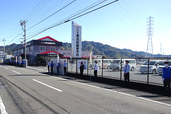 東名自動車学校前の公道【写真】
