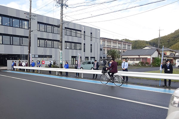 静清高等学校校舎前の通学路【写真】