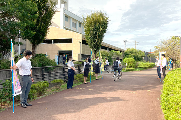 藤枝西高等学校校舎前の通学路【写真】