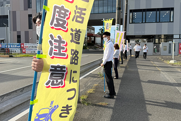静清高等学校校舎前の通学路【写真】