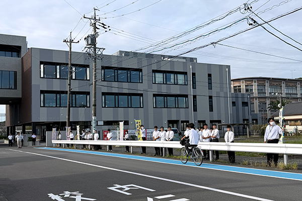 静清高等学校舎前の通学路【写真】