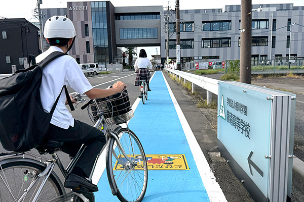 静清高等学校前の通学路【写真】