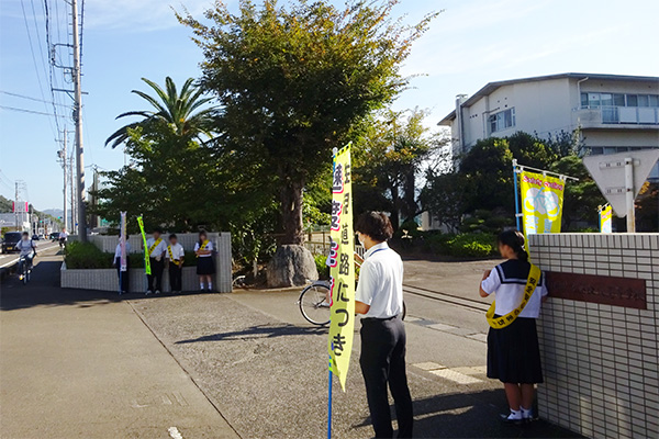 藤枝北高等学校舎前の正門【写真】