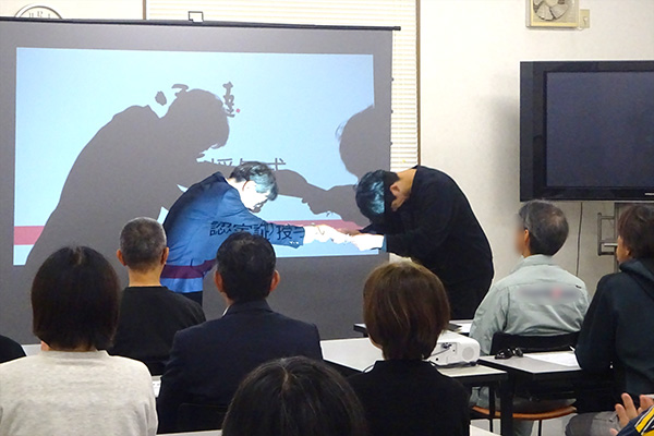 代表者へ「ほめ達！検定３級」認定証が手渡されました【写真】