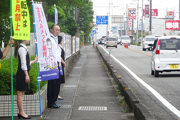 藤枝北高等学校の正門前の公道【写真】