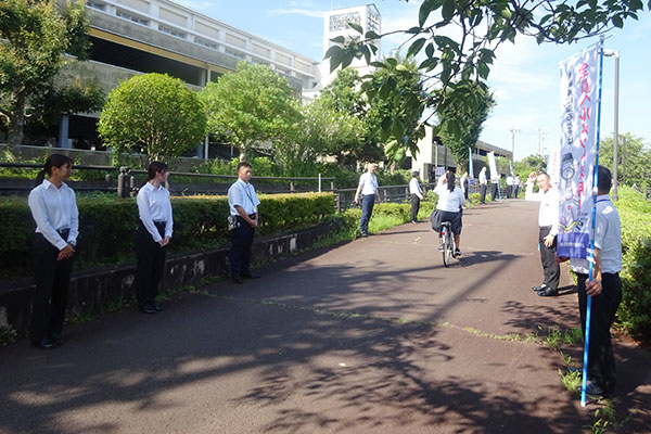 藤枝西高等学校の通用門前の通学路【写真】
