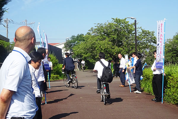 藤枝西高等学校前の通学路【写真】