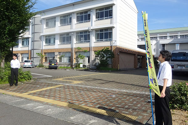 藤枝西高等学校の正門前【写真】
