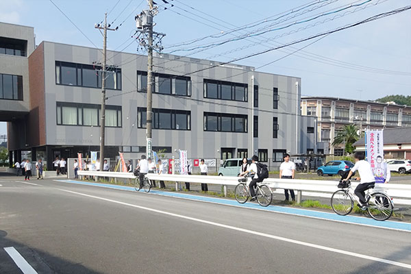 静清高等学校の正門前の通学路【写真】