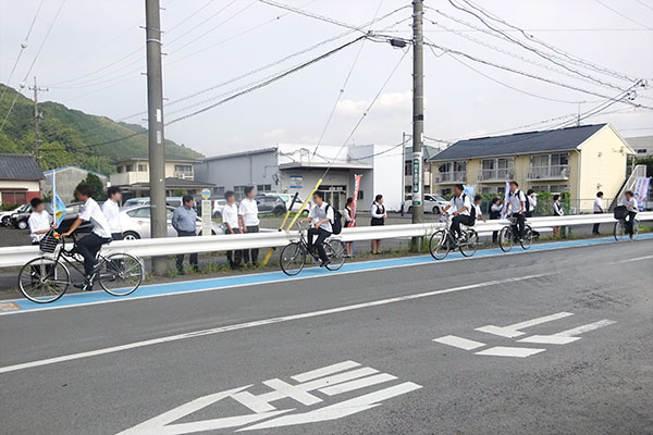 静清高等学校前の通学路【写真】